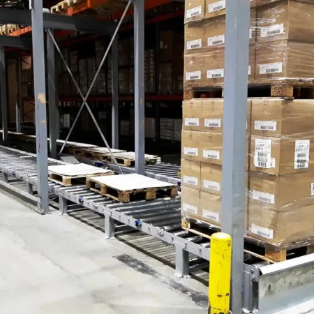 Conveyor linje med automatiske dør og portåbning 
