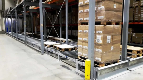 Conveyor linje med automatiske dør og portåbning 